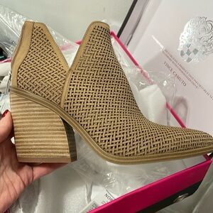 Vince Camuto VC Gibbela Tortilla W. Nubuck NIB Unworn size 9